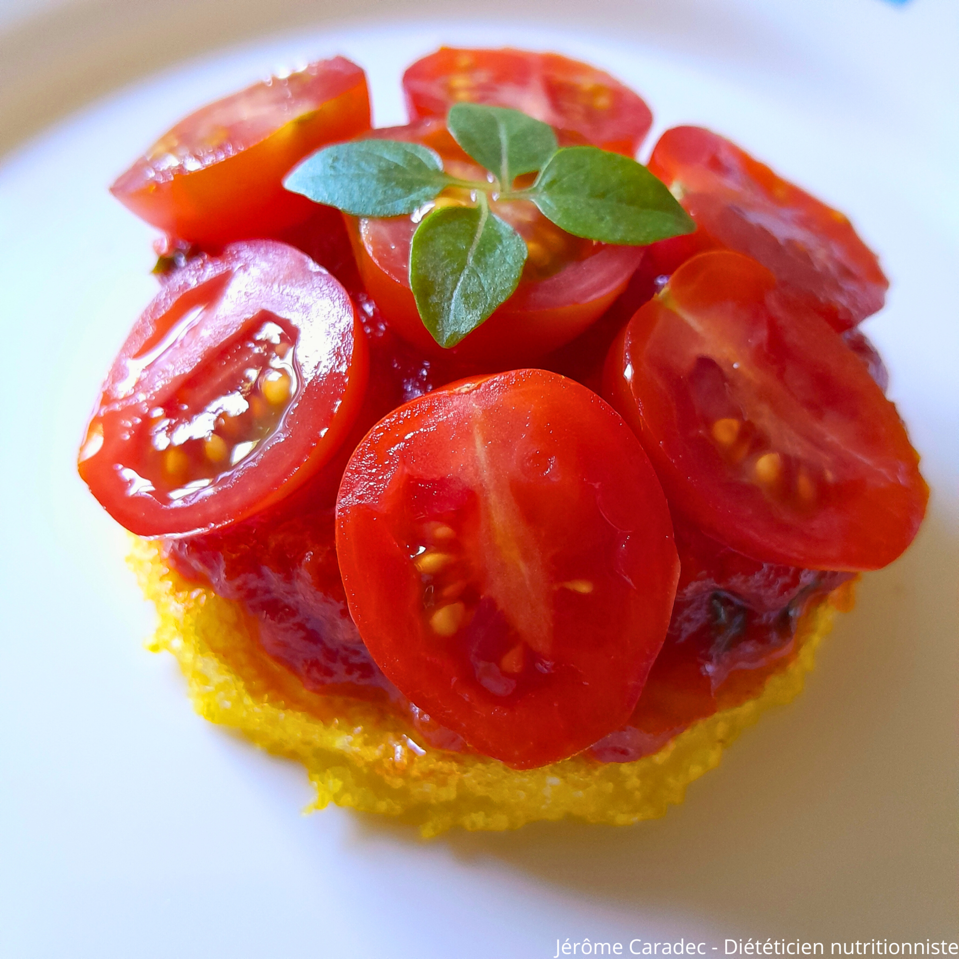 Photo d'une tartelette polenta tomates au basilic de Jérôme Caradec - Diététicien nutritionniste