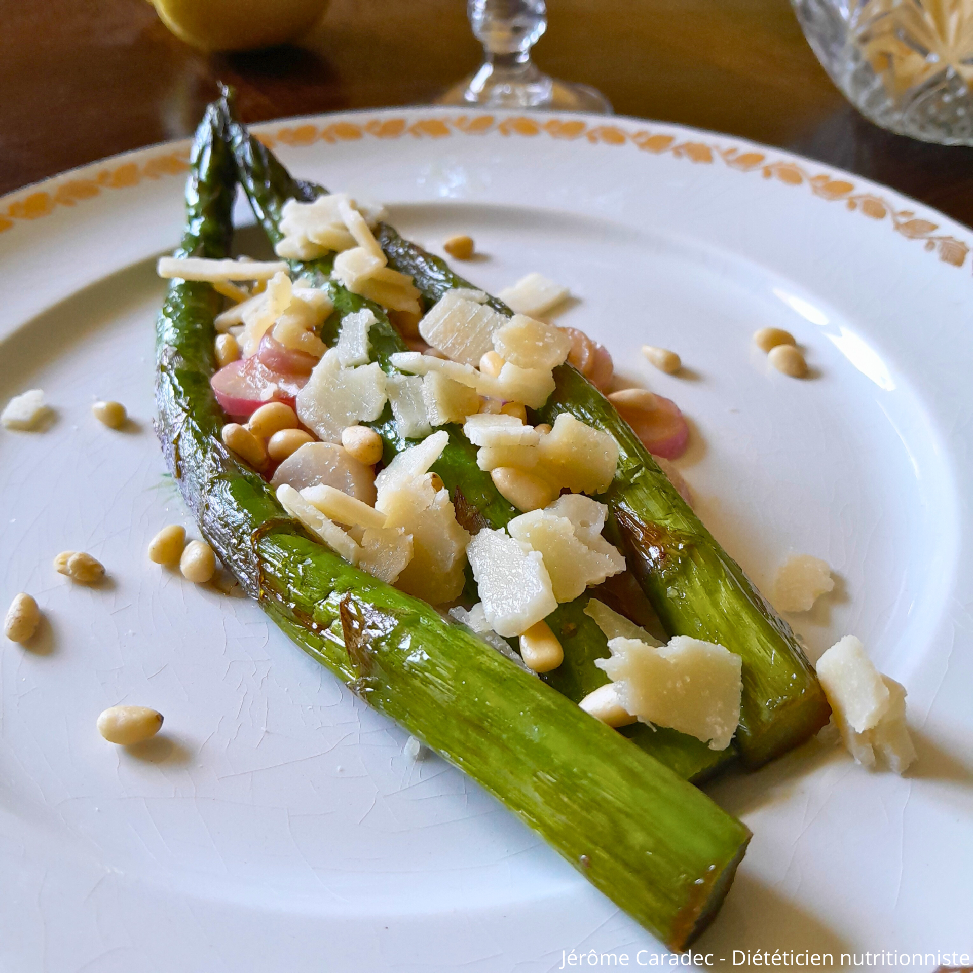 Photo de la poêlée d'asperges et de radis au parmesan de Jérôme Caradec - Diététicien nutritionniste
