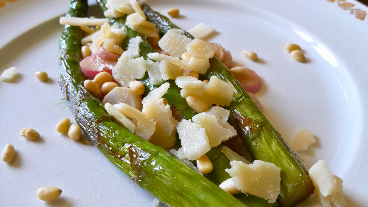 Poêlée d'asperges et de radis au parmesan