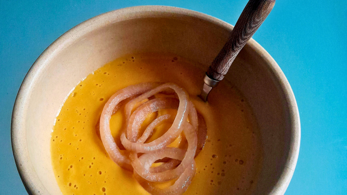 Potage de lentilles corail au curry et lait de coco